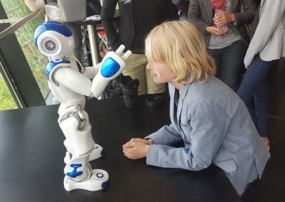Kinder, fasziniert von Robotern