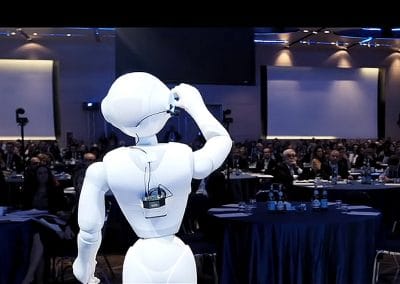 Roboter auf der Bühne bei einem Innovationsevent